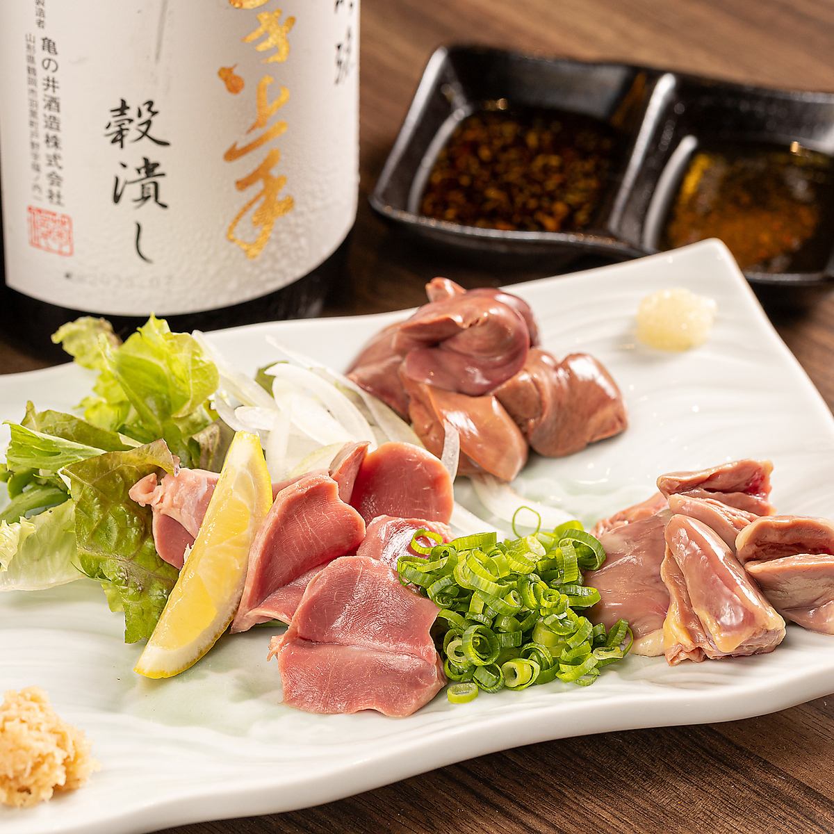 新鮮な馬刺しや鶏料理など、人気メニュー多数ご用意してます☆