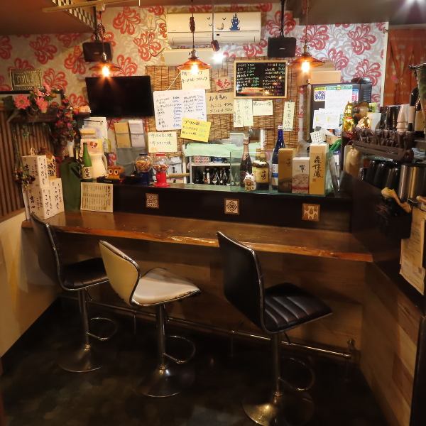 店内のカウンター席！お仕事帰り、おひとり様のご利用にピッタリです♪お料理、お酒を嗜みながら、スタッフ、他のお客様とのコミュニケーションもぜひお楽しみください！