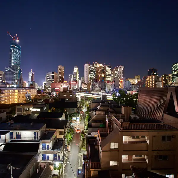 【店内からは新宿の夜景が望めます。】店内は落ち着いた雰囲気でアットホームな空間。15名様~半貸切も可能です。お席の結合ももちろん可能◎ご予約はお早めに!お気軽にお問い合わせください。お一人様でもご利用いただけるテーブルもございますので、お気軽にご相談ください。