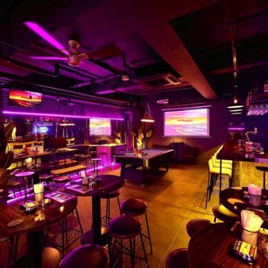 SNS映え必至のネオンが光る店内はインテリアもおしゃれ♪カウンター席のほか、広々としたテーブル席もご用意。ご友人でのお食事や女子会など、様々なシーンにおすすめ。美味しいお食事とお酒を囲みながら、笑顔溢れる楽しいひと時お過ごし下さい！