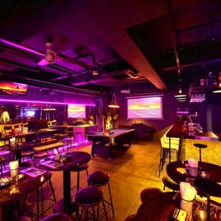 ネオン光るおしゃれな店内はアミューズメントが充実♪ゲストのみなさまも楽しめること間違いなし！