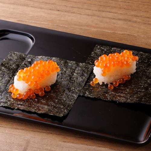 Salmon roe hand roll (2 pieces)