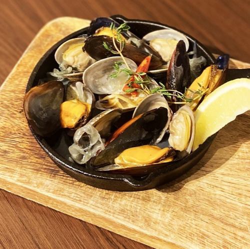 Steamed clams and mussels with wine