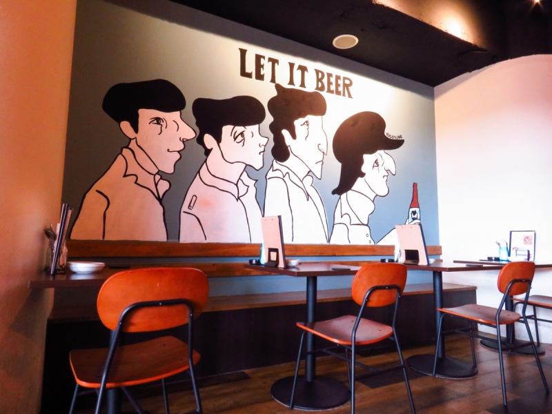 On the wall inside the store, a unique picture of an illustrator from Kitakyushu ◎ It will liven up the atmosphere ◇ The chef's special dishes go well with craft beer!