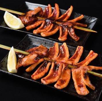[The fragrant aroma definitely goes well with alcohol ◎] Whole grilled squid 800 yen (tax included)