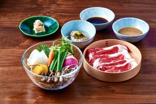 当店は、お肉の素材にこだわり抜いております。A4ランク以上の山形牛ロース肉は口のなかでとろける一品。