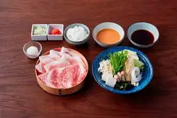 松阪牛肋眼牛排(80克)和米泽猪里脊肉(80克)的涮锅