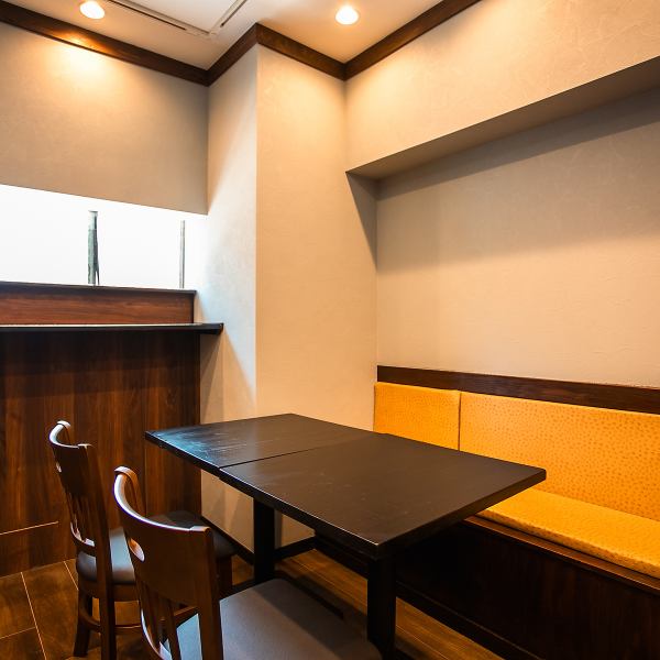 落ち着いた色合いが作るゆったりとした雰囲気。隠れ家のようにひっそりと佇む当店は、少人数でも大人数でもごゆっくりお過ごしいただけます。おしゃれなインテリアを見ながら、こだわりのお料理をゆったりと味わいください。