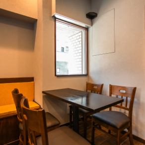 2名様用のテーブル席をご用意しております。デートやご友人同士でのお食事に最適です。お食事と会話を楽しみながら思い出に残るひとときをお過ごしください。