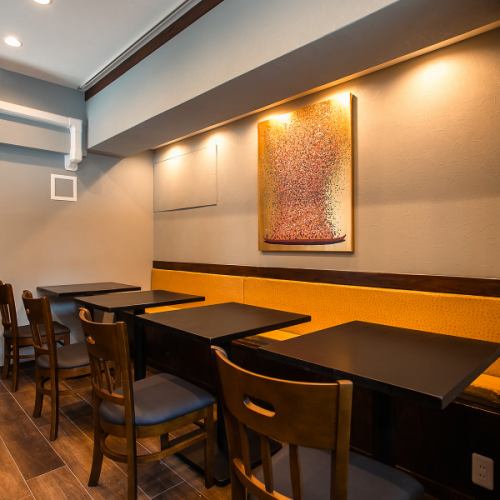 カウンター席もご用意しておりますので、仕事帰りのサク飲みにもぴったり！種類豊富なワインを片手においしい料理をお楽しみください。