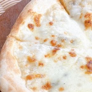 ゴルゴンゾーラと燻製モッツァレラのピザ～はちみつ添え～