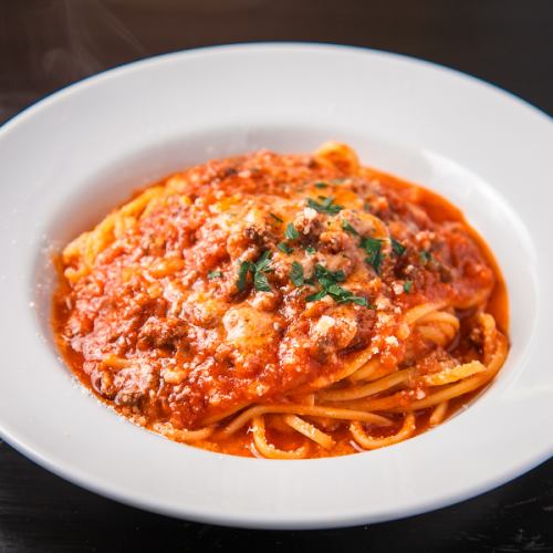 【ワインとの相性がぴったりな逸品】国産牛ミートソースパスタ