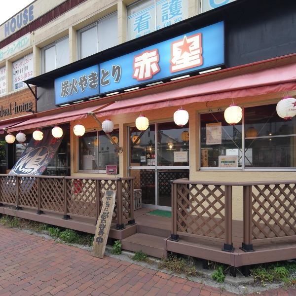 JR青梅線「牛浜駅」東口より徒歩1分の好立地。自慢の焼き鳥と一品料理、生のうまさにこだわった完璧な生ビール（サッポロ黒ラベル）が楽しめるお店♪常連さんも多く、気軽に楽しめるのも◎カウンター席もご用意しておりますので、お気軽にお立ち寄りくださいませ。