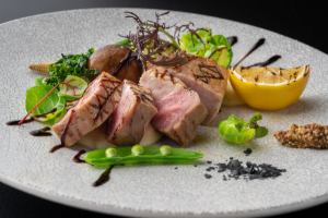 じっくり焼き上げる糸島豚ロースの低温調理