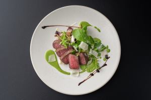 和牛ランプのタリアータ　～季節野菜のソース～