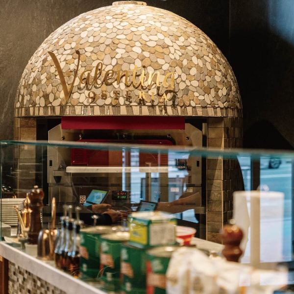 【ピザ釜で焼き上げる本格ピザ】当店のピザは遠赤外線で焼き上げるため、食材内部までまんべんなく火を通せることに加え、食材の旨味成分もアップします。ヴァレンティーナ自慢の窯焼きピザを、是非一度ご賞味下さい！