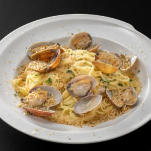 カリカリパン粉と活きアサリのシチリア風ボンゴレビアンカ