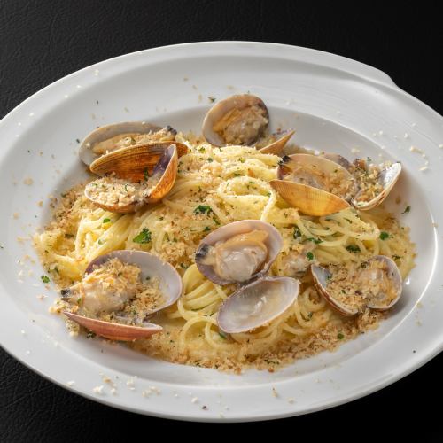 カリカリパン粉と活きアサリのシチリア風ボンゴレビアンカ