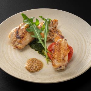 骨付きみつせ鶏のグリル ローストトマトとマスタード