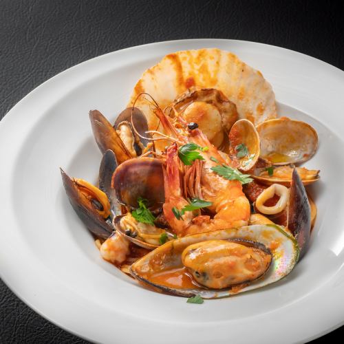 こだわりのパスタを味わえる！酒類も豊富に用意！