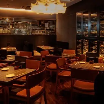 店内は落ち着いた雰囲気で、木の温もりを感じるインテリアが心地よさを演出。貸切や個室利用などシーンに合わせた柔軟な対応が魅力です。お祝い対応もでき、記念日や誕生日の食事にも好適。広々とした空間で、居心地の良さを重視した設計。落ち着いて過ごしたい方にも向いており、ゆったり食事を楽しめます。