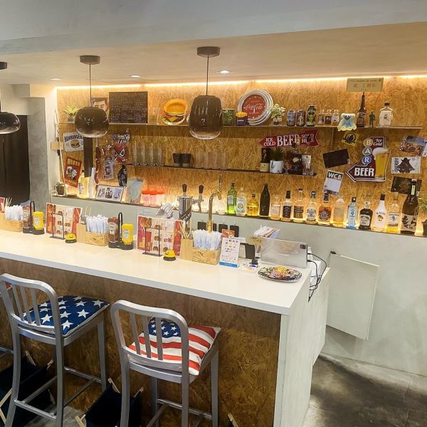白とOSB板を基調とした温かみのある店内となっております！