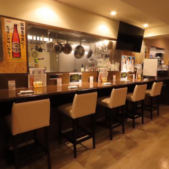 調理風景が見られるカウンター席