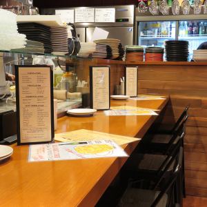 The most popular seats for dating are the counter seats where you can enjoy cooking with a live atmosphere! The counter has a depth and is spacious! Enjoy the conversation with the friendly chef♪