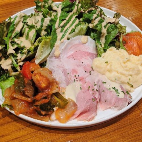 You can eat salad mainly♪