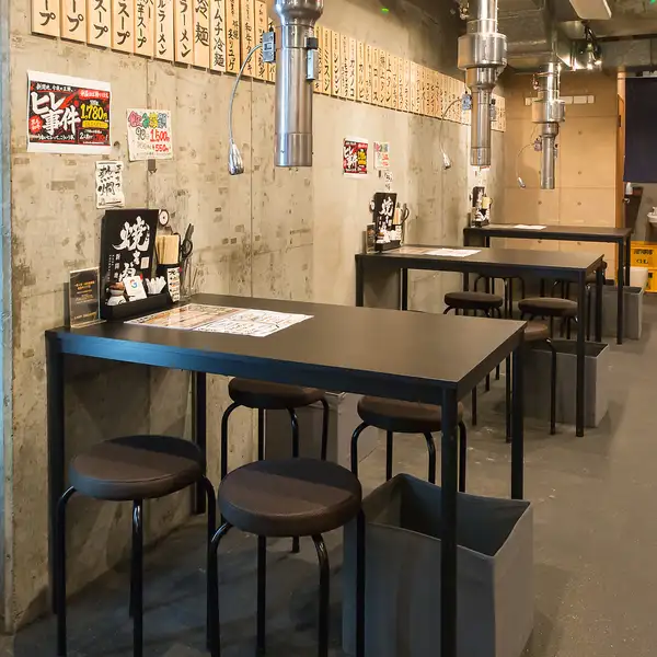 36席の広々とした店内はテーブル席中心。落ち着いた雰囲気の中、炭火焼きの香りを感じながらゆったり食事が楽しめます。グループの宴会や会食にも使いやすく、さまざまなシーンに対応する快適な空間です。集まりにもぴったりで、会話を楽しみながら過ごせる落ち着きがあります。炭火の香りも心地よい。