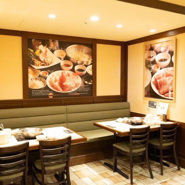 This is a seat where you don't have to take off your shoes, so it's popular among female customers.It's a spacious space, so it's a popular seat that's often used for group parties and dates.