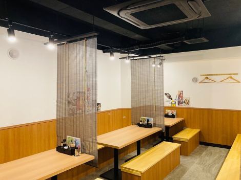 We have counter seats ready for you when you get hungry! Feel free to stop by even if you're on your own! We offer reasonably priced lunch sets starting at 650 yen.
