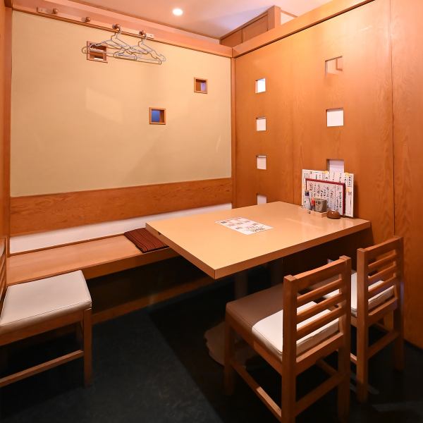 【幅広いシーンに対応◎】4名様用のテーブル席を5卓、6名様用のテーブル席を2卓を完備。少人数から中人数のグループまで、幅広いシーンでご利用いただけます。お子様連れのご家族や中人数でのお食事会などにもぴったりです。大切な仲間とごゆっくり素敵なお時間をお過ごしください。