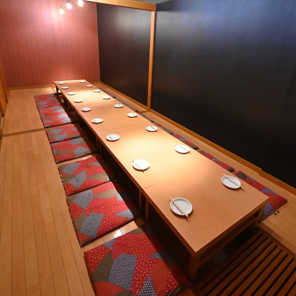 【お座席もございます☆】4名様掛けのお座敷を2卓ご用意しております。足を伸ばして、のびのびとお過ごしいただけますので、小さなお子様連れのご家族や、親しいお仲間との大切な語らいにぴったりです。開放感に包まれながら、自慢の炭火焼鳥と充実ドリンクをご堪能くださいませ♪