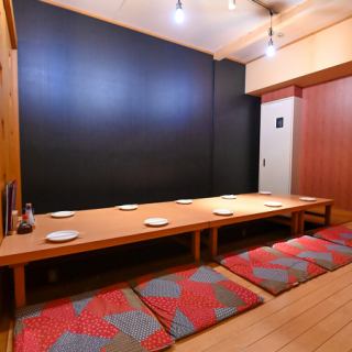 ゆったりとおくつろぎいただけるお座敷掘りごたつ席となっております。完全個室としては8名部屋、10名部屋として使えます。プライベートな空間を演出できますので記念日やお祝い事にも◎