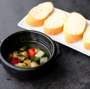 五顏六色的蔬菜ajillo法式長棍麵包