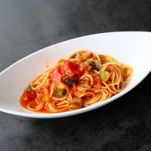 Tomato sauce spaghetti with colorful vegetables