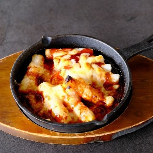 Grilled tteokbokki with cheese