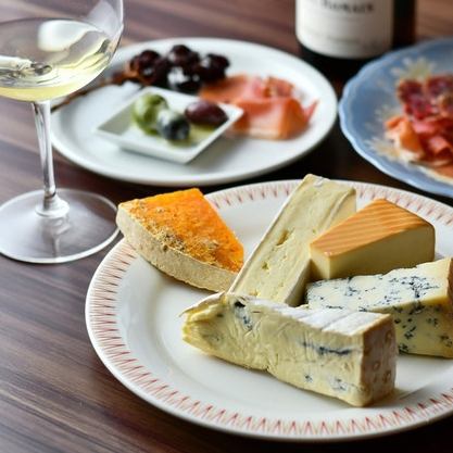 It is also highly praised by those who like carefully selected "cheese" wines.