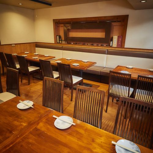 4名席のテーブルが3つございます