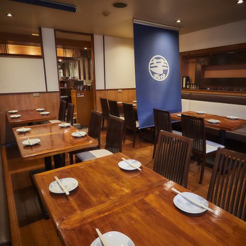 4名席のテーブルが4つございます