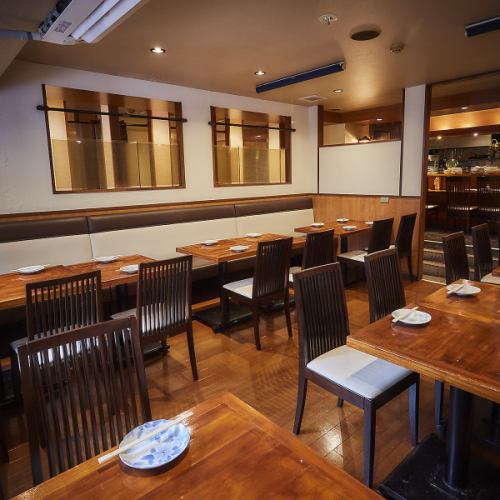 6名席のテーブルが2つございます