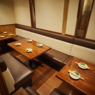 4名席のテーブルが3つございます。最大12名まで可能です。