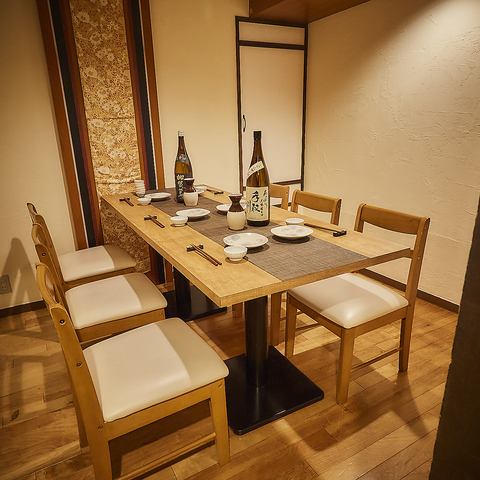 当店では、【個室】のご用意もございます。接待・会食・デート・宴会など、さまざまなシーンでご利用いただけます。北陸の美味しい料理とともに、大切な人との時間を、より贅沢なものにしてください。