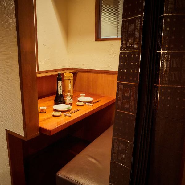 【ふたりの時間を心地よく過ごせる"横並び2名半個室"】向かい合わず過ごせる横並びの2名半個室は、料理の美味しさを自然に共有でき、会話も弾む特別な席。周囲をほどよく遮る落ち着いた空間で、デートやゆっくり話したい夜にも最適です。3席限定のため早めに埋まりがち。ご予約はネット予約で席タイプ指定が可能です！！