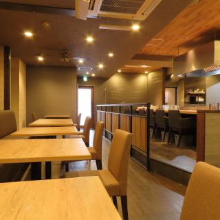 少人数での飲み会や家族のお食事に最適なテーブル席です。落ち着いた空間で、周りを気にせず楽しいひとときをお過ごしいただけます。美味しい韓国料理とお酒を囲んで、会話に花を咲かせてみませんか？心温まるおもてなしで皆様をお迎えいたします。