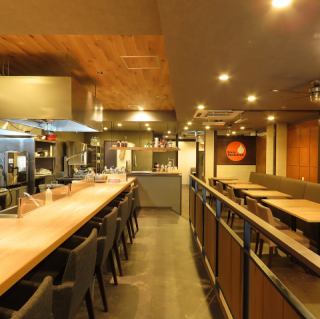 仲の良い友人グループや職場の同僚との食事に最適な空間をご用意しています。最大6名様までご利用いただけるので、小規模な宴会にもぴったりです。美味しい料理と楽しい会話で、賑やかなひとときをお過ごしください。プライベート感のある空間で、忘れられない思い出づくりをサポートします。