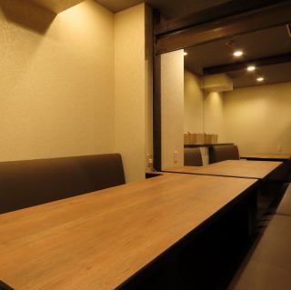 大人数での宴会やパーティーに最適な、最大21名様まで着席可能なテーブル席です。会社の歓送迎会や打ち上げ、サークルでの集まりなど、様々なシーンでご利用いただけます。料理とドリンクのコースも充実しており、幹事様も安心。一体感のある温かい空間で、最高の思い出を作りませんか？