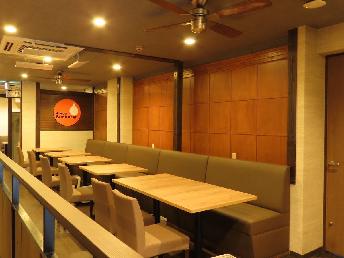 木の温もりを感じる、おしゃれで落ち着いた店内は♪