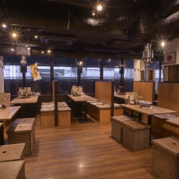 椅子の下に荷物も置けるので、上着やカバンにも匂いがつかない嬉しい心配り♪宴会も顔を合わせてお楽しみいただけるテーブル席もご用意！忘年会・新年会・歓送迎会・女子会・飲み会・打ち上げなどで、ご利用ください。